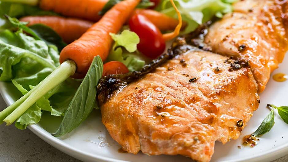 Ако искате да отслабнете, трябва да включите в диетата си риба и пресни зеленчуци. 